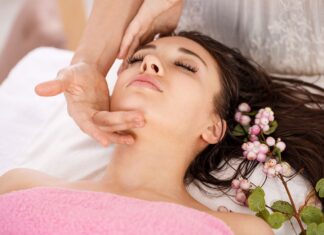 Jak konturować twarz – na sucho czy mokro?