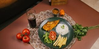 Tradycyjne dania z różnych zakątków świata, które warto spróbować w restauracjach Tradycyjna brazylijska kolacja z rybą, ryżem i warzywami