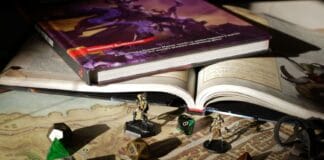 Jak budować sceny śledztwa w RPG – praktyczny przewodnik dla Mistrzów Gry Zbliżenie na stół RPG z mapą, podręcznikami, kośćmi i figurkami