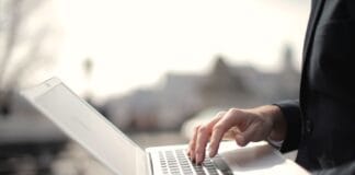Jak wybrać laptop do pracy biurowej i okazjonalnego grania – praktyczny poradnik dla użytkowników Windows Specjalista pracuje na laptopie na zewnątrz, praca zdalna na Windows