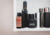 Eleganckie flakony perfum designerskich ustawione na półce