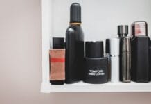 Eleganckie flakony perfum designerskich ustawione na półce