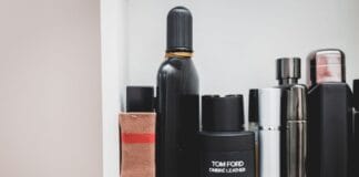 Jak przechowywać perfumy by nie straciły mocy unikaj tych błędów Eleganckie flakony perfum designerskich ustawione na półce