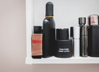 Eleganckie flakony perfum designerskich ustawione na półce