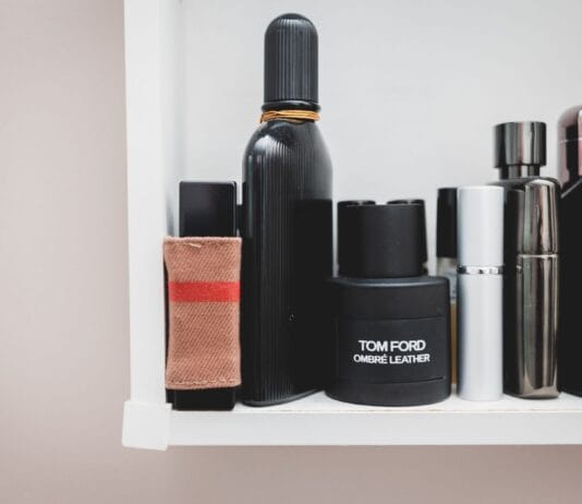 Eleganckie flakony perfum designerskich ustawione na półce